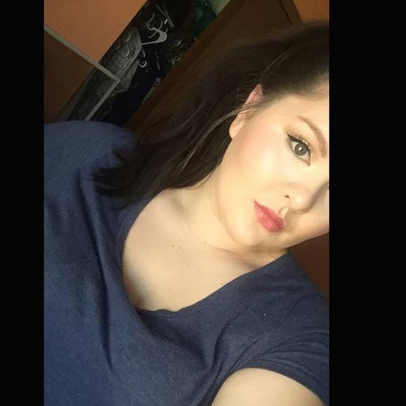 Meet your Posher, Sierra - Picture 1 of 1