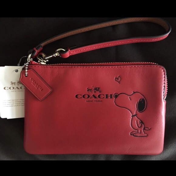 Coach Handbags - 🎉LAST ONE🎉 NWT Coach Snoopy Wristlet.