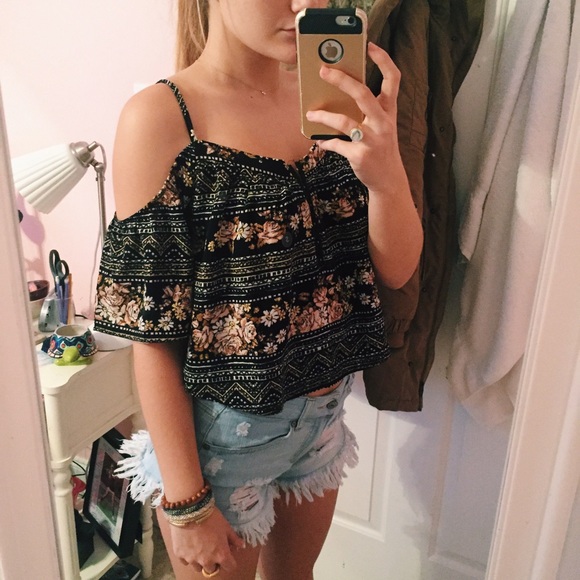 NWT shoulder cut-out crop top