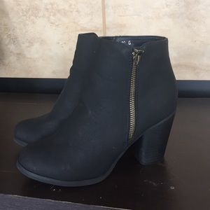 Black ankle boots or booties size 6