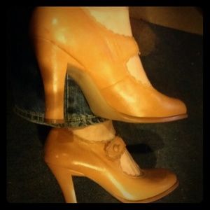 Vintage sophisticated round toe heels