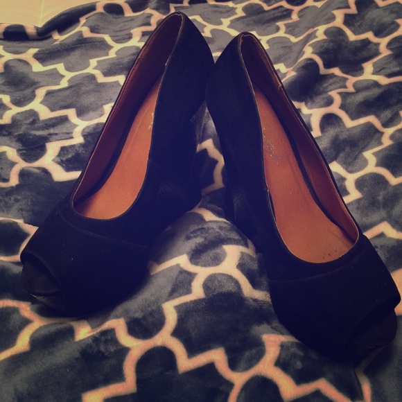 Black suede platform shoes, worn 3x very comfy!