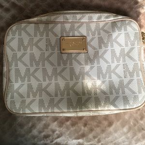 Crossbody purse
