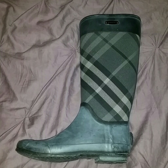 Burberry rain boots - Picture 1 of 3