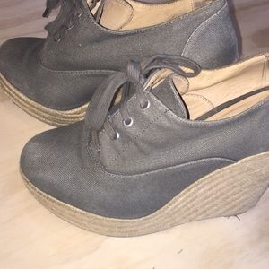 Grey green wedge pumps