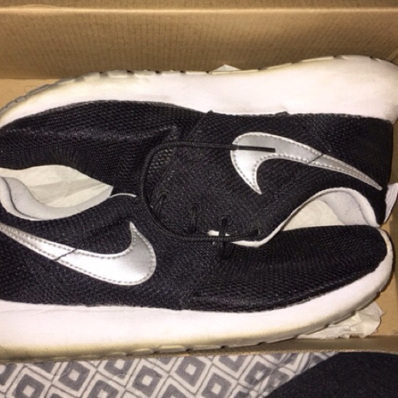 Looking for Nike roshes! - Picture 1 of 1