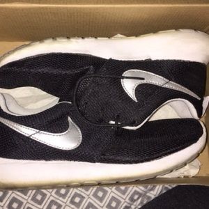 Looking for Nike roshes!