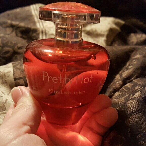 Elizabeth Arden Pretty Hot perfume