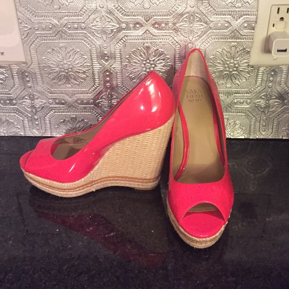SAKS FIFTH AVE WEDGES | 8M | patent coral w rope