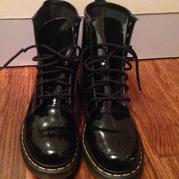 Black 8 eyelet boots.