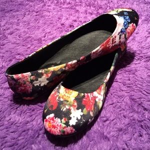 NWOT-Flower flats $6