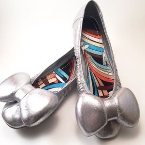 Metallic silver bow flats