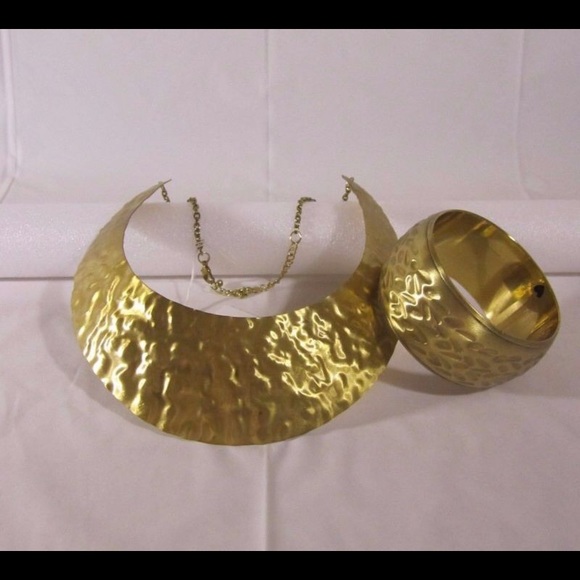 HAMMERED GOLD TONE CHOKER NECKLACE BANGLE - Picture 2 of 3