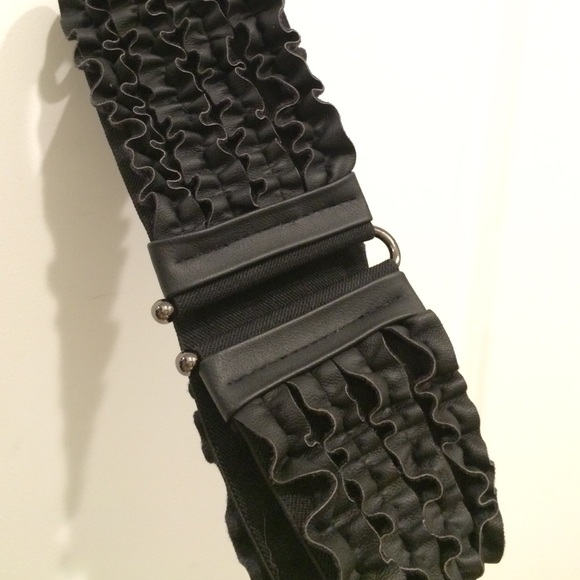 Forever 21 Black faux leather elastic belt - Picture 1 of 4