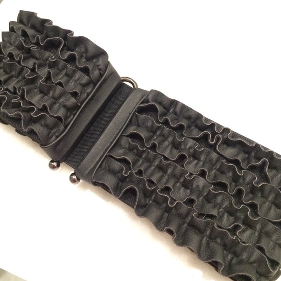 Forever 21 Black faux leather elastic belt - Picture 2 of 4