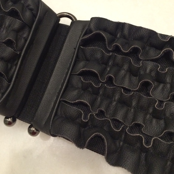 Forever 21 Black faux leather elastic belt - Picture 3 of 4