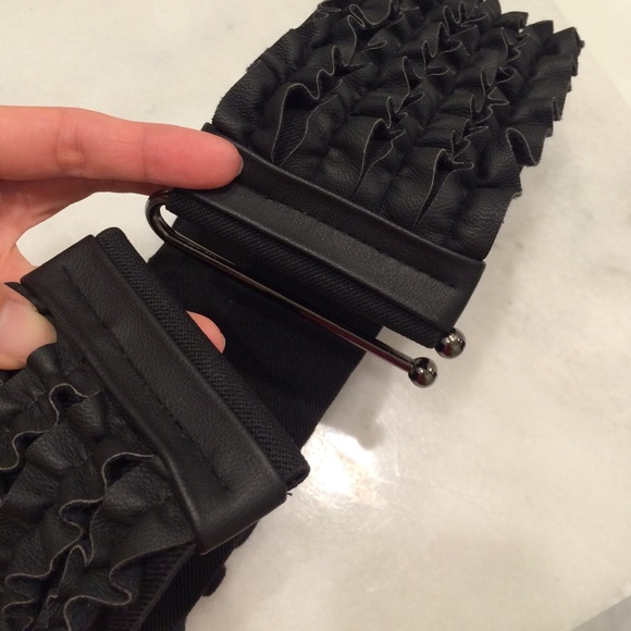 Forever 21 Black faux leather elastic belt - Picture 4 of 4