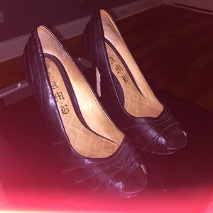 L.A.M.B Vero Cuoio Leather Black peep toe shoes