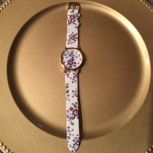 Fashion watch brand new in package - Picture 2 of 3