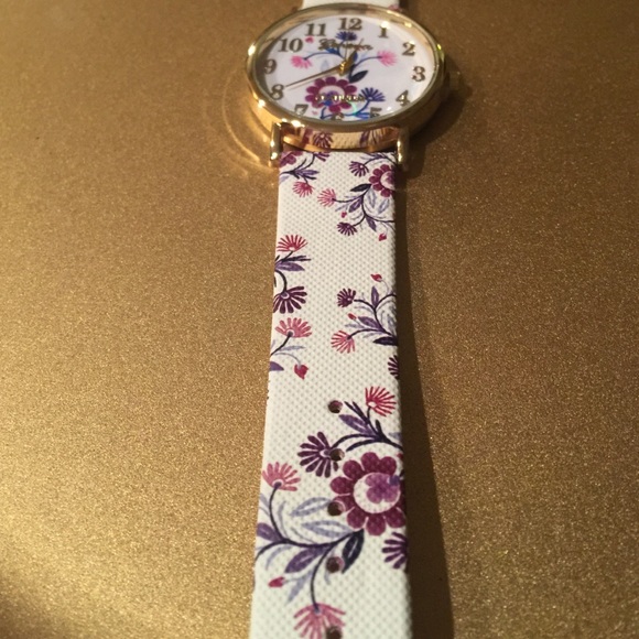 Fashion watch brand new in package - Picture 3 of 3