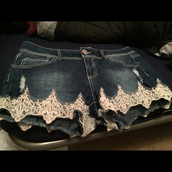 No boundaries shorts.