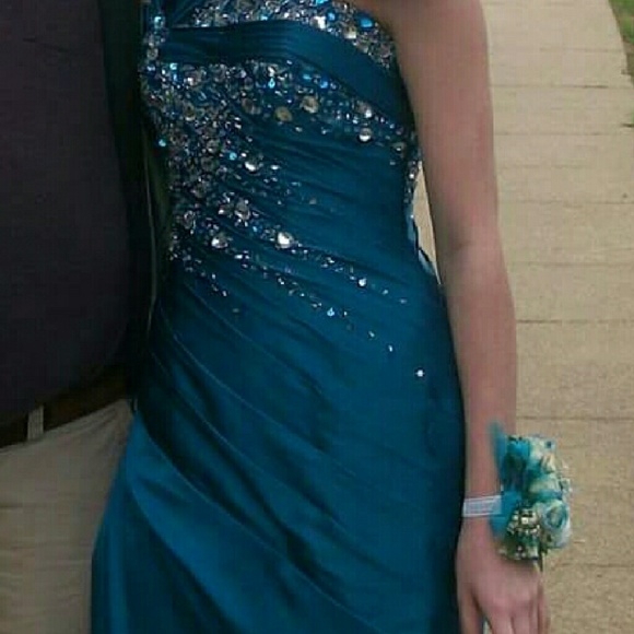 Prom dress - Picture 1 of 3