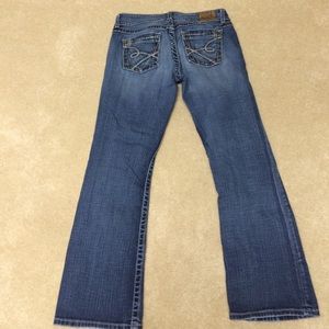 BKE Culture 28 x 29.5