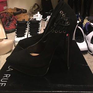 Black suede pointed-toe platform heels