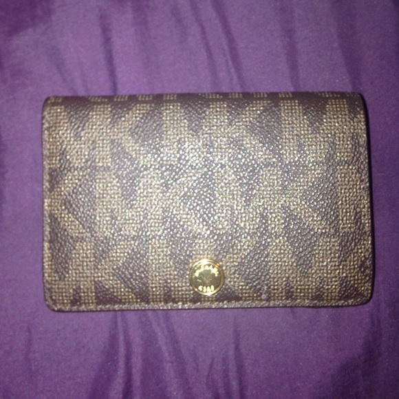 Authentic Michael Kors nwot small wallet spacious