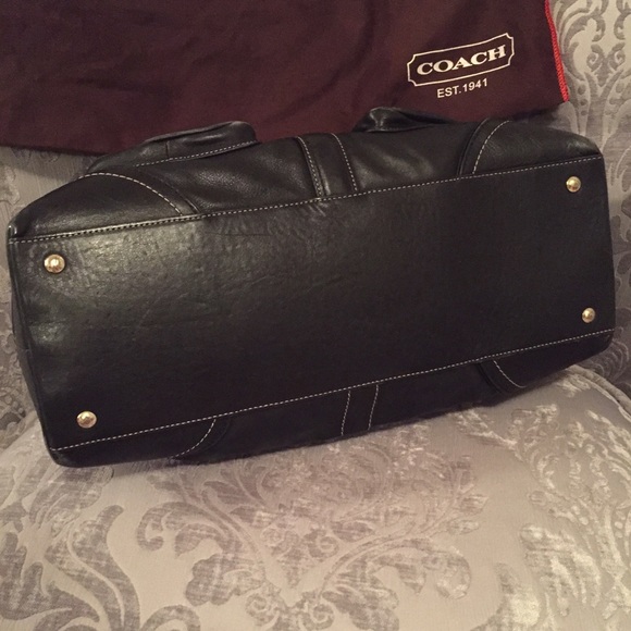 Beautiful leather coach bag w gold hardware - Picture 3 of 4