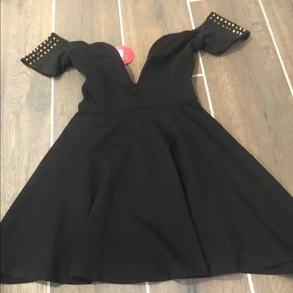NWT dress 🎉 black plunge neck, off the shoulder