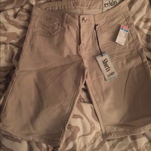 Burmuda khacki stretch shorts -NWT