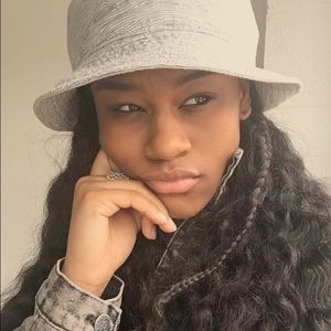 Meet your Posher, Olympia