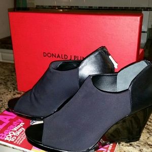 BRAND NEW Fabulous DONALD J PLINER WEDGE