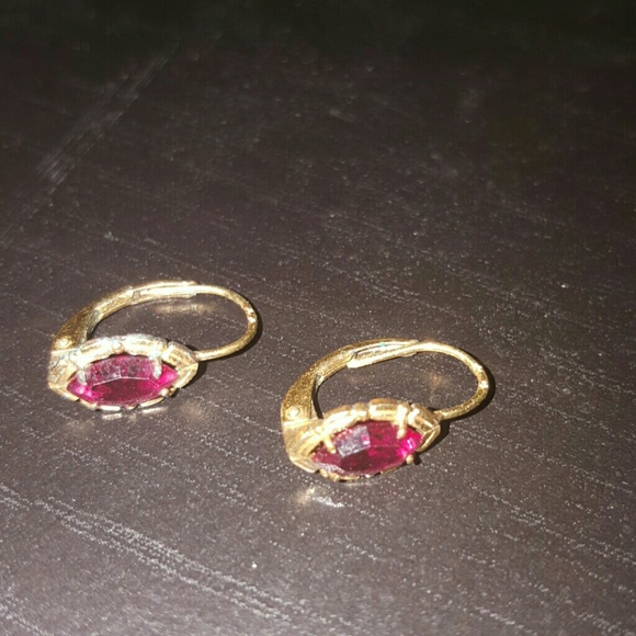 Gold earring with Ruby