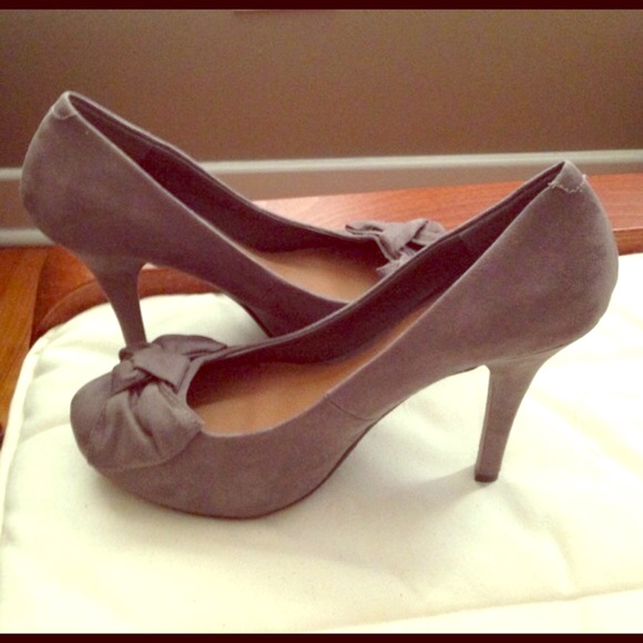 NWOT GRAY GUESS 4" PUMPS