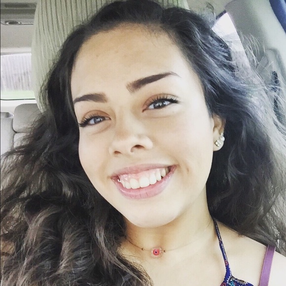 Meet your posher, Karla! - Picture 2 of 4