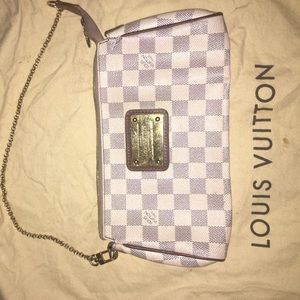 Louie Vuitton wristlet damier