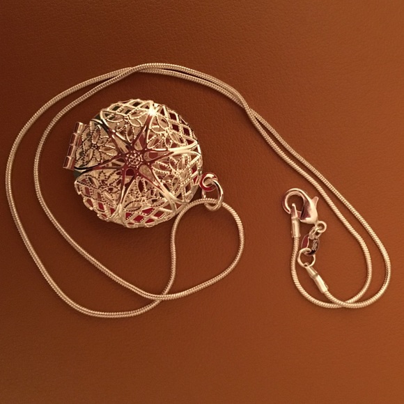 925 Stamped Photo Frame Necklace. - Picture 3 of 4