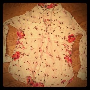 Gauzy fabric printed pull-over shirt.