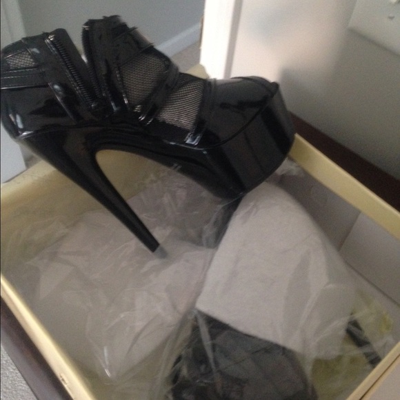 Size 7 Priscilla  Mccall's  heels