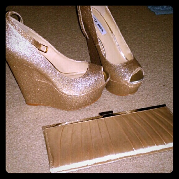 Size 8.5 Steve Madden wedges w/ clutch
