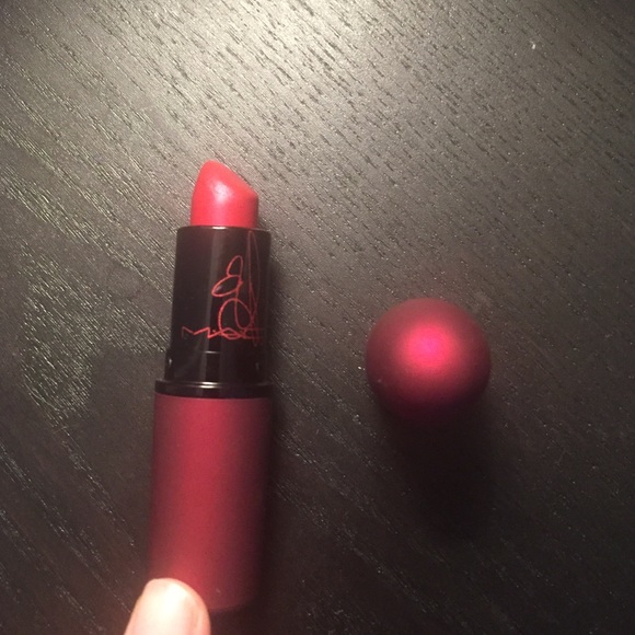 MAC Viva Glam Rihanna frost