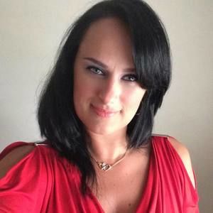 Meet your Posher, Larissa