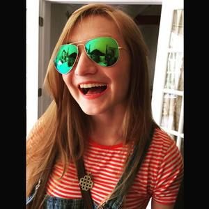 Meet your Posher, Caitlin