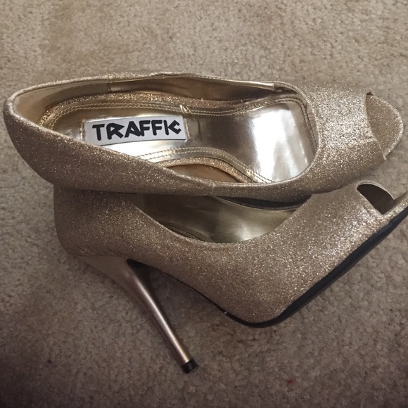 SOLD Metallic open toe sexy pumps - Picture 3 of 4