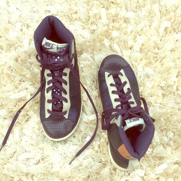 Nike Shoes - Nike Preloved LIKE NEW