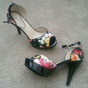 *New* Black Heels w/ Flowers