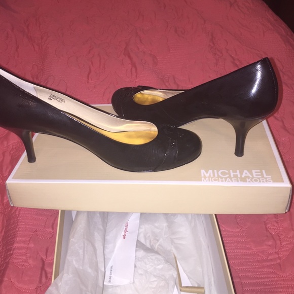 Fulton Mid-Pump.Crinkled Black Patent Size 9m