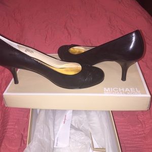 Fulton Mid-Pump.Crinkled Black Patent Size 9m